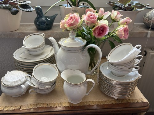 Weißporzellan-Kaffeeservice